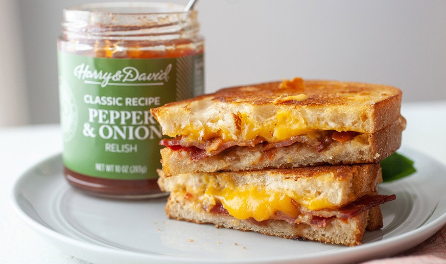grilled cheese bacon onion relish essen food kochen sandwich käse speck chutney https://blog.harryanddavid.com/wp-content/uploads/2019/07/Bacon-Cheddar-Grilled-Cheese-Recipe-With-Relish-1.jpg