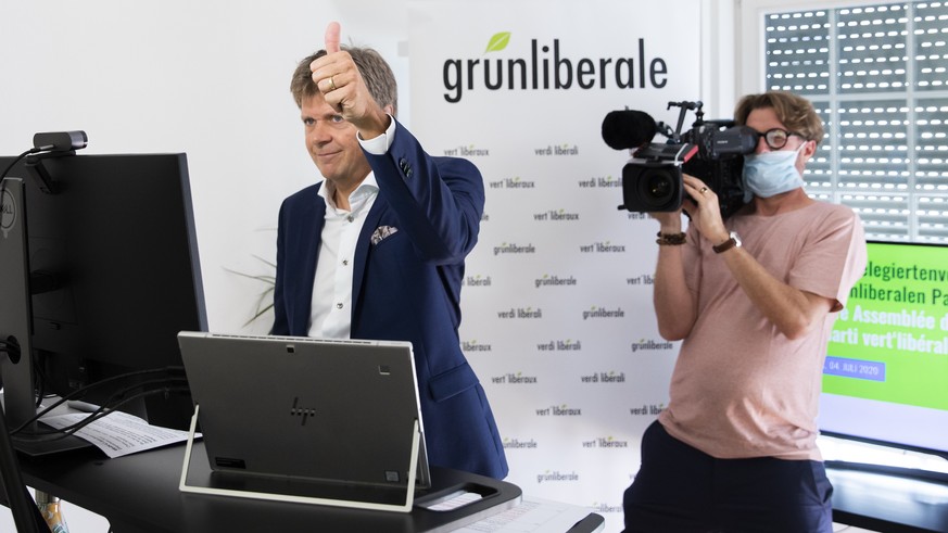 Juerg Grossen, Parteipraesident GLP, gibt das Zeichen zum Start einer digitalen Delegiertenversammlung, am Samstag, 4. Juli 2020, in einem Buero des Generalsekretariats der GLP in Bern. (KEYSTONE/Pete ...