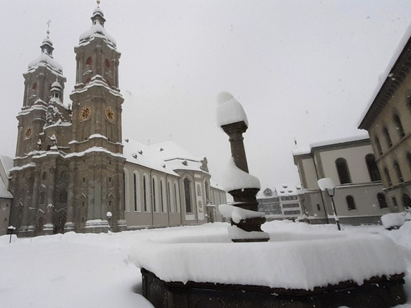 Verschneiter Klosterplatz in St. Gallen: am Sonntag lagen in St. Gallen 75 Zentimeter Schnee. Kein Rekord, aber