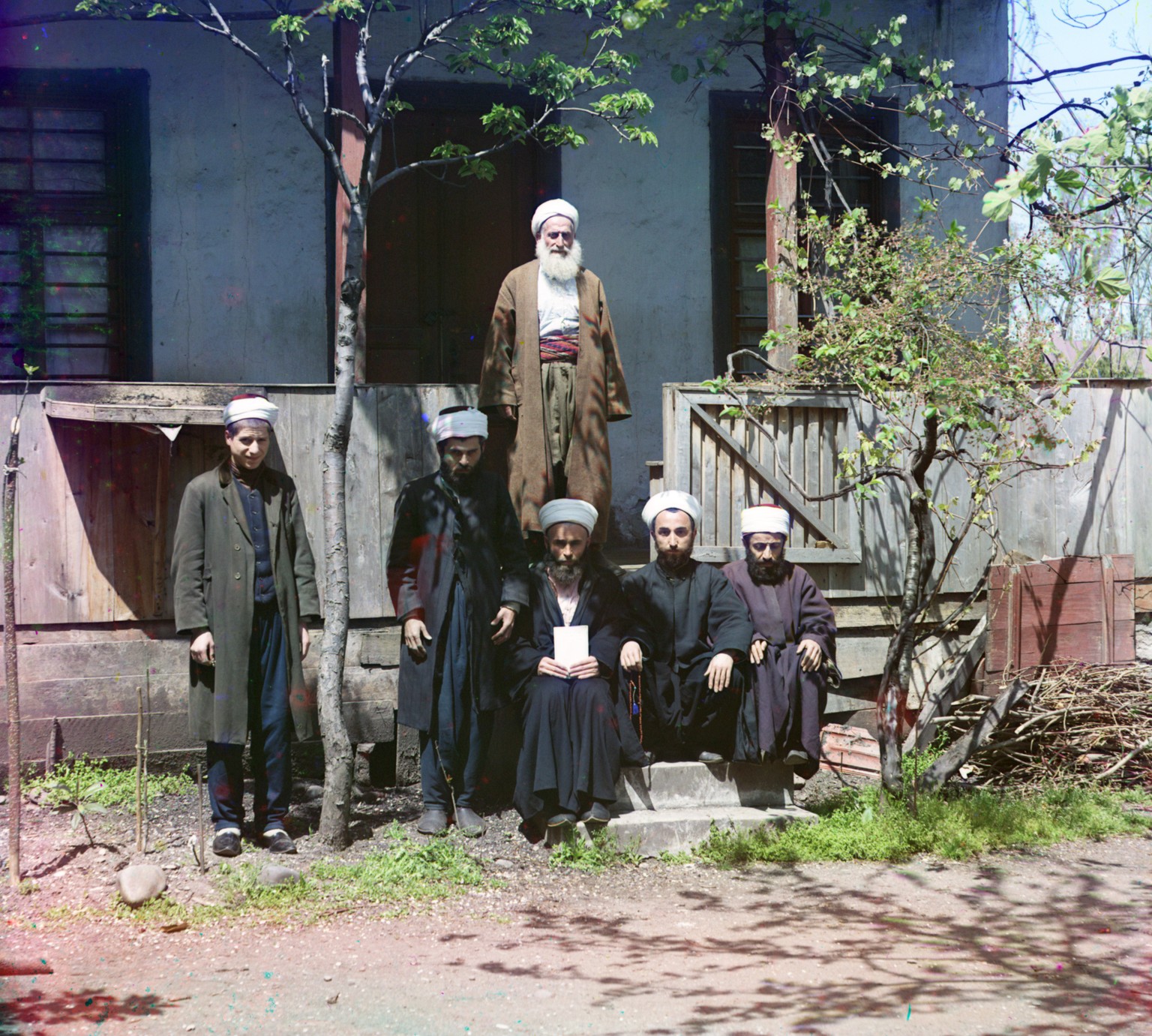 Mullahs vor einer Moschee bei Batumi, Georgien.&nbsp;
