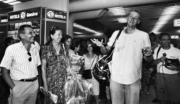Stolz kehrt der Schweizer Tennisspieler Marc Rosset im August 1992 von den Olympischen Sommerspielen in Barcelona zurueck nach Genf, wo er am Flughafen von seinen Eltern, links, und vielen Fans abgeho ...