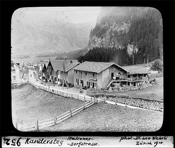 Italiener-Dorfstrasse in Kandersteg, 1910.