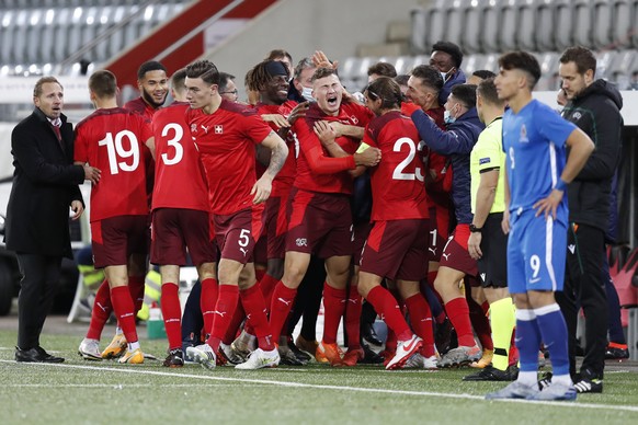 Switzerland&#039;s Filip Stojilkovic, center, celebrates with his teammates after scoring the 2-1 during a qualification soccer match for the European Under 21 Championship between Switzerland and Aze ...