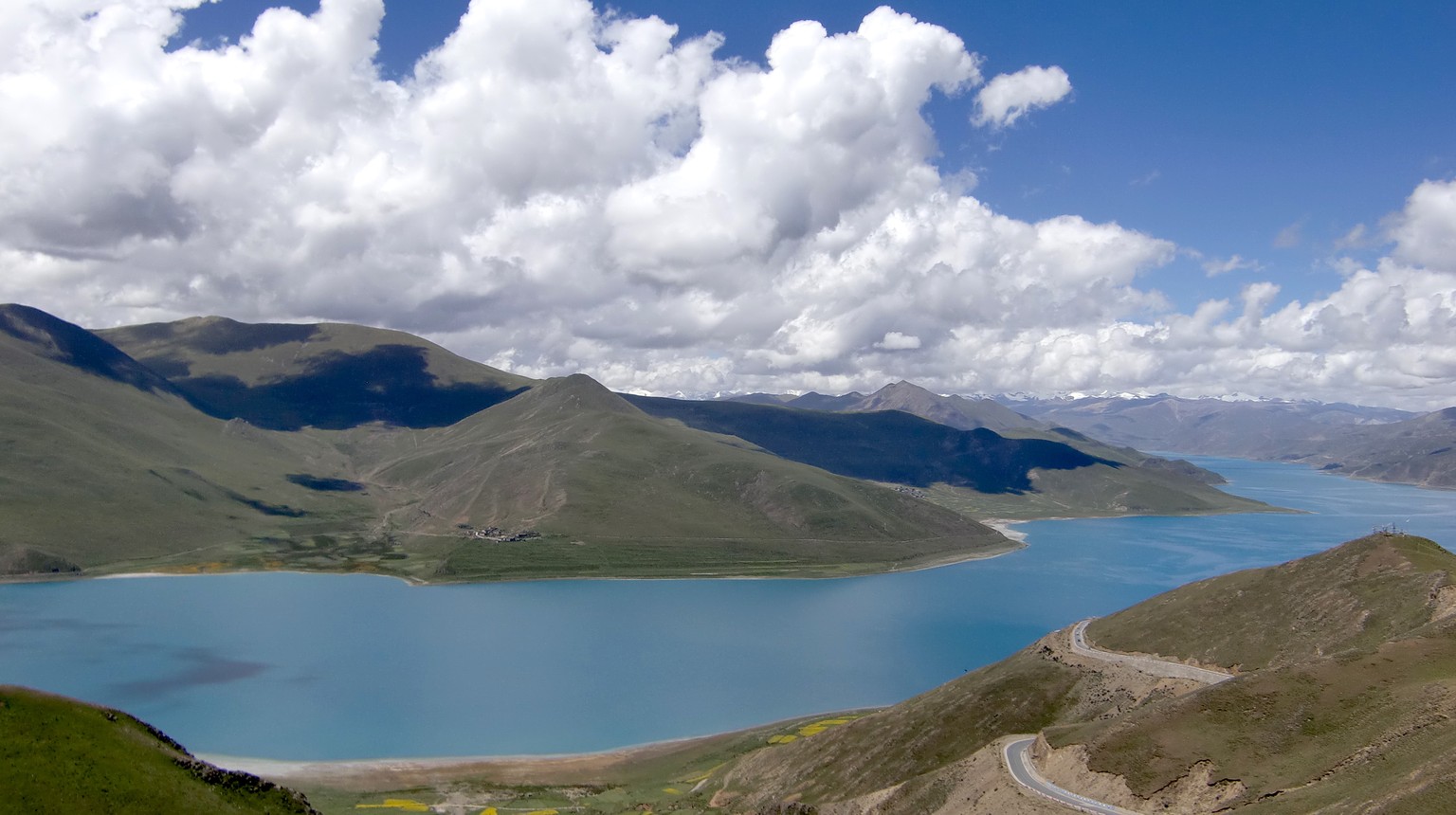Klaus Zaugg Reise, Tibet: Der Yamdrok-See, rund 100 Kilometer südwestlich von Lhasa, ist einer der drei heiligen Seen Tibets 1
