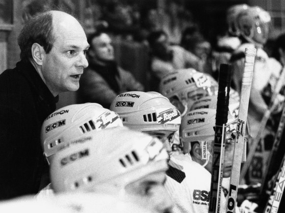 Der Trainer des HC Lugano, John Slettvoll, gibt waehrend des Meisterschaftsspiels zwischen dem EHC Kloten und dem HC Lugano am 13. Dezember 1992 in Lugano seiner Mannschaft Anweisungen. (KEYSTONE/Karl ...