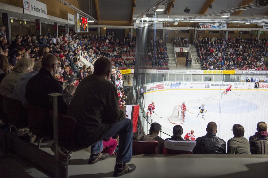 Gaeste verfolgen die erste Runde des Swiss Ice Hockey Cup zwischen dem EHC Winterthur und dem EV Zug am Mittwoch, 1. Oktober 2014, in der Eishalle Deutweg in Winterthur, Schweiz. (KEYSTONE/Ennio Leanz ...