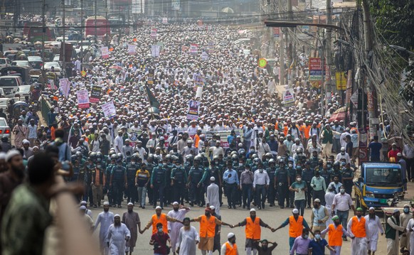 epaselect epa08777010 Members of the Islami Andolan Bangladesh party take part in a march towards the French Embassy in Dhaka, Bangladesh, 27 October 2020. The protest was held in response to French p ...