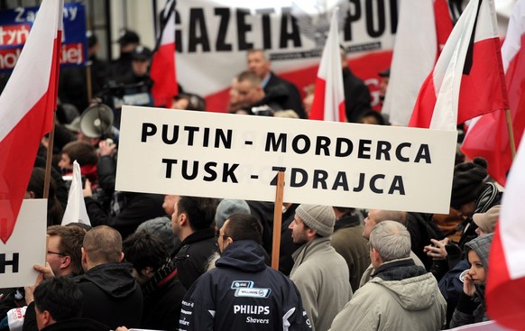 epa02678868 Poles demonstrate holding banner &#039;PUTIN - MURDERER, TUSK - TRAITOR&#039; in front of the Russian embassy in Warsaw, demanding that Russia give over all the evidence on the reasons beh ...