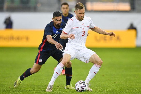 USA�s Sebastian Lletget, left, and Switzerland&#039;s Silvan Widmer during a friendly soccer match between Switzerland and the USA, at the kybunpark stadium in St. Gallen, Switzerland, Sunday, May 30, ...