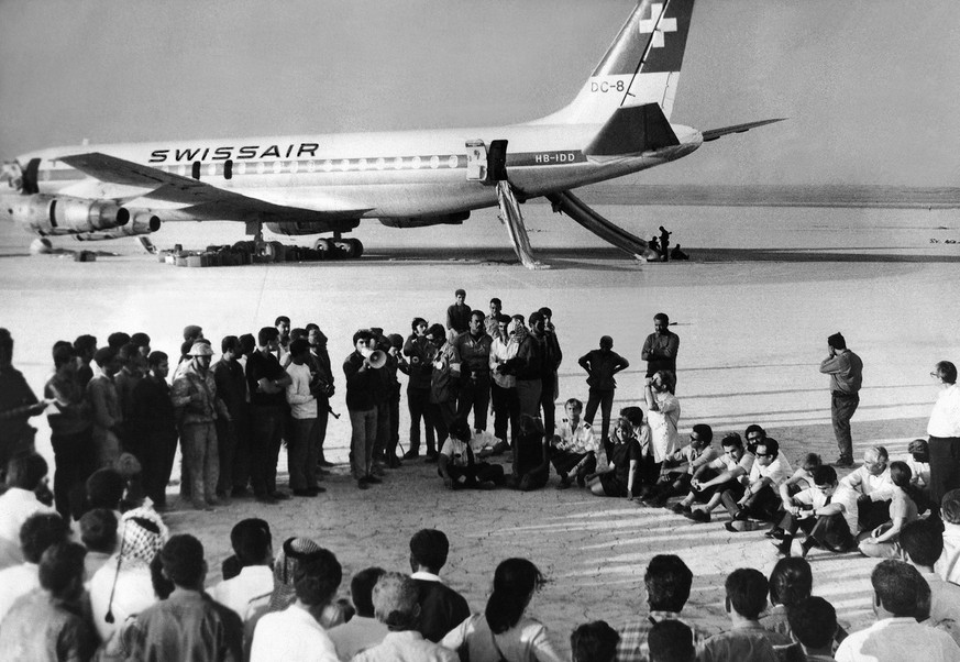 Umringt von Journalisten sitzen Passagiere und Flugpersonal der entfuehrten Swissair-Maschine am 9. September 1970 auf dem Flugfeld &quot;Dawson&#039;s Field&quot; nahe Zarqa in Jordanien, nachdem Mit ...