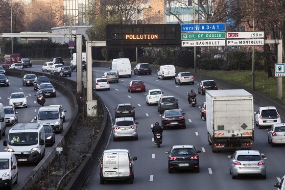 epa05667744 A traffic sign above the ring road reads &#039;Pollution&#039; in Paris, France, 09 December 2016. Paris is undergoing a fourth day pollution spike, prompting the city to limit vehicle cir ...