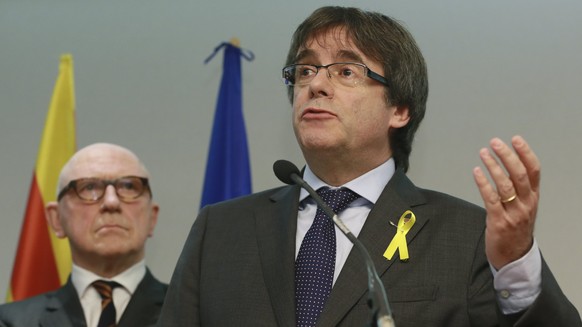 epa06371142 Ousted Catalan leader, Carles Puigdemont (R), and lawyer Paul Bekaert (L), give a press conference in Brussels, Belgium 06 December 2017. Spain has withdrawn an international arrest warran ...
