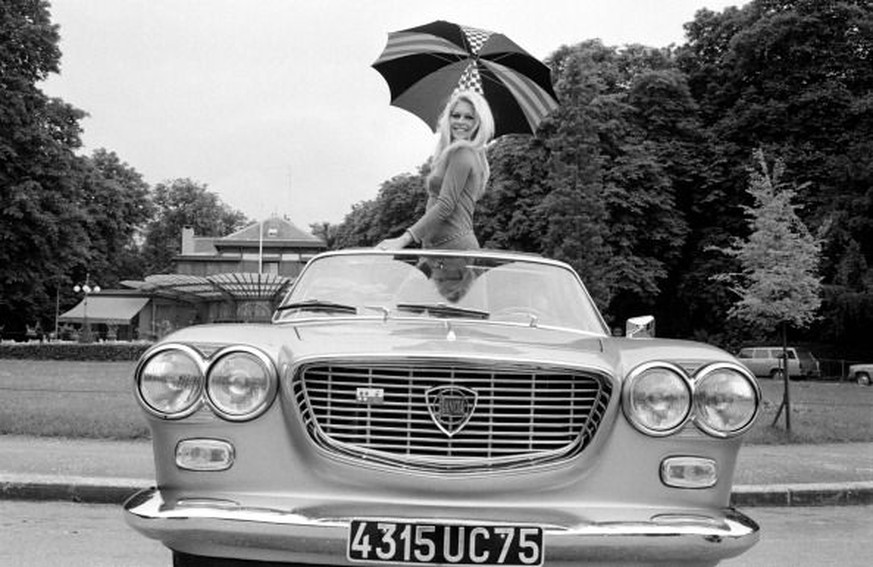 Lancia-Fahrerin Brigitte Bardot mit ihrem Flavia.