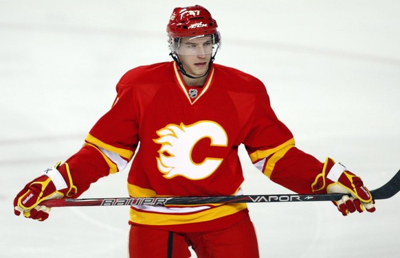 Calgary Flames&#039; Sven Baertschi, from Switzerland, waits for a face off during first-period NHL hockey game action against the Winnepeg Jets in Calgary, Alberta, Friday, March 9, 2012. (AP Photo/T ...