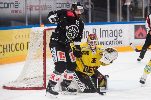 From left Lugano?s player Giovanni Morini and Bern&#039;s goalkeeper Tomi Karhunen, during the preliminary round game of National League A (NLA) Swiss Championship 2020/21 between HC Lugano and SC Ber ...