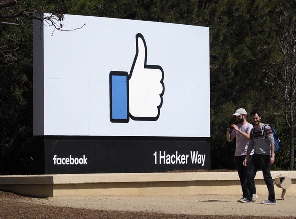 epa06911803 People walks past Facebook&#039;s &#039;Like&#039; icon signage in front of their campus building in Menlo Park, California, USA, 30 March 2018 (reissued 26 July 2018). According to report ...