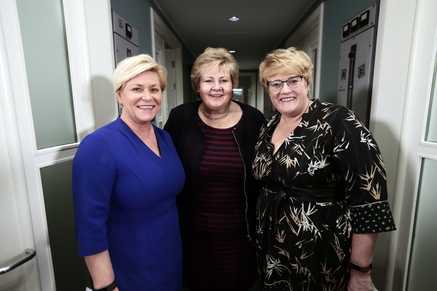 epa06438154 Prime Minister of Norway Erna Solberg (C), Minister of Finance Siv Jensen (L) and leader of The Liberal Party of Norway Trine Skei Grande (R) attend at a press conference at Jeloy, Norway, ...