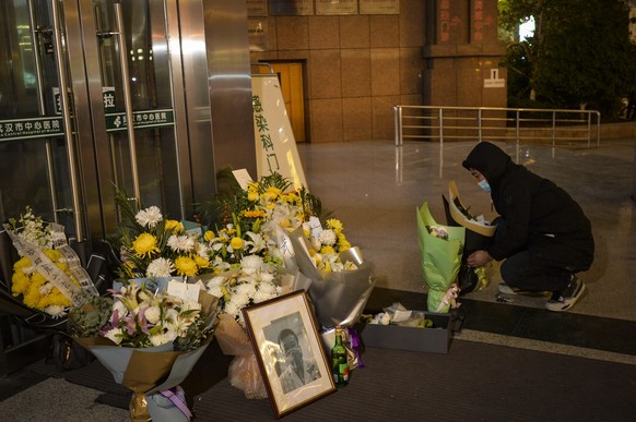 epa08200771 A citizen places flowers to pay tribute to Dr. Li Wenliang at Li&#039;s hospital in Wuhan in central China&#039;s Hubei province, 07 February 2020. Li, regarded a whistleblower on the pneu ...