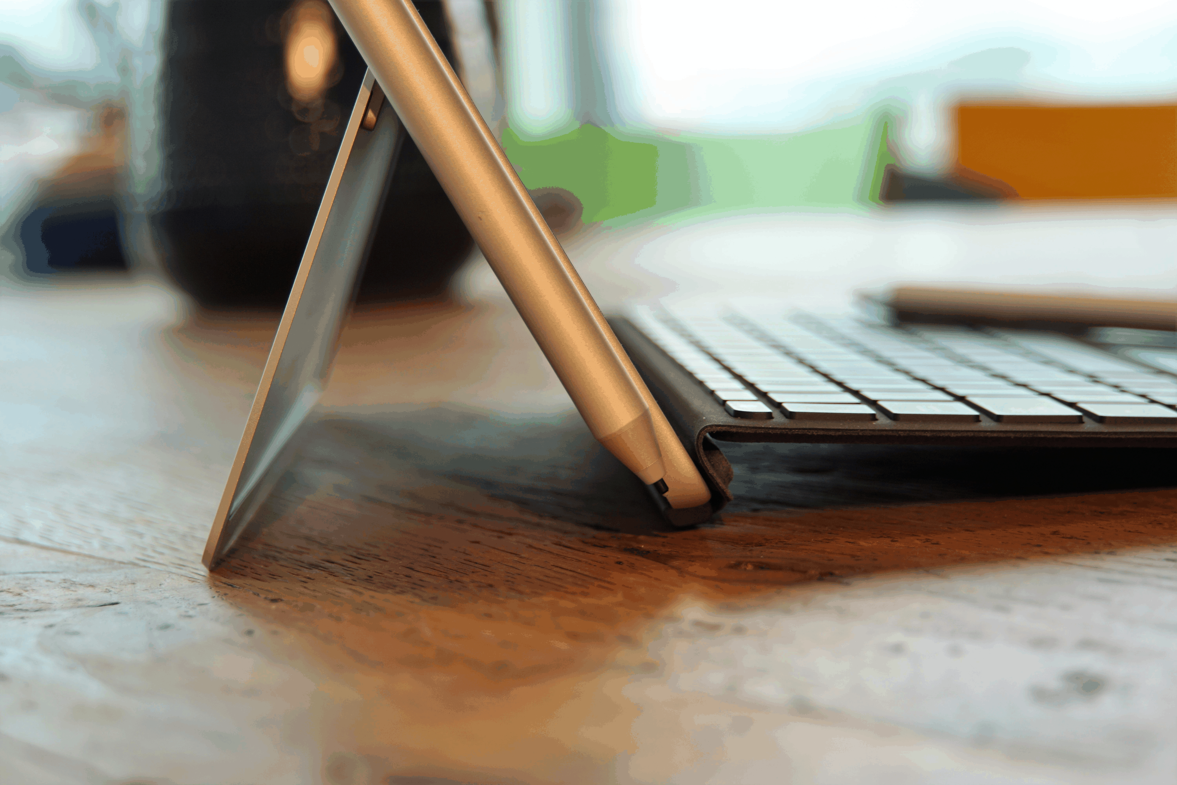 Surface Pen und Type Cover haften wie gewohnt magnetisch am Surface.