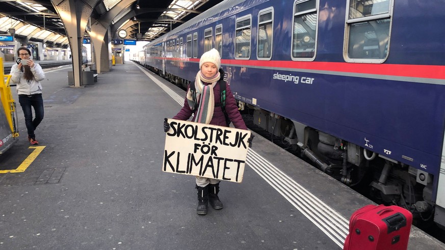 epaselect epa07310995 Swedish climate activist Greta Thunberg, 16, arrives at the Zurich Main Station, in Zurich, Switzerland 23 January 2019. Thunberg will attend the World Economic Forum (WEF) from  ...