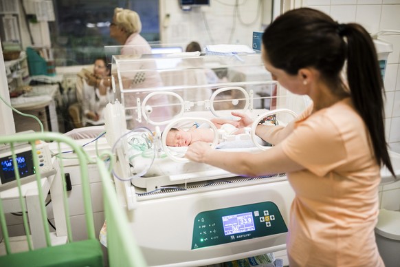 epa08001430 A mother tends to her prematurely born infant lying in an incubator in the Preterm Birth Ward of Heim Pal Children&#039;s Hospital in Budapest, Hungary, 15 November 2019 (issued 16 Novembe ...