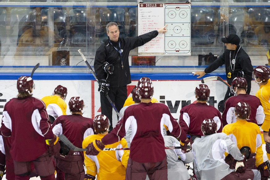 Geneve-Servette&#039;s Head coach Patrick Emond instructs his players, during the first training session for the new season of the Swiss National League, at the ice stadium Les Vernets, in Geneva, Swi ...