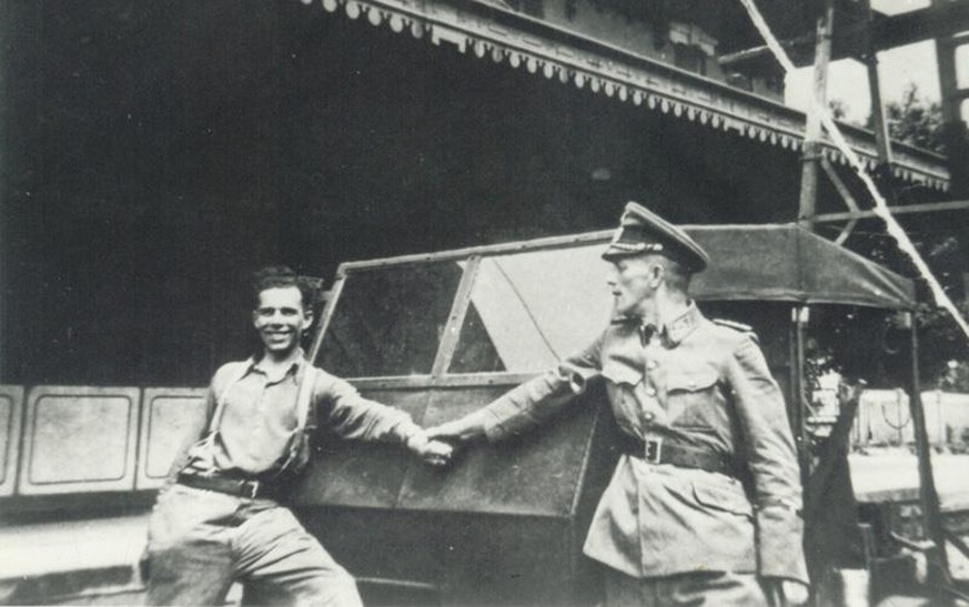 SBB-Mitarbeiter Mario Rodoni (links), enger Mitarbeiter von Peter Bammatter, mit einem deutschen Soldaten in Varzo.