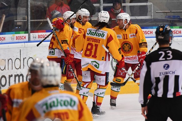 Langnau&#039;s Benjamin Neukom, right, celebrates the 1-2 goal together with his teammates, during the preliminary round game of the National League between HC Ambri Piotta and SCL Tigers, at the ice  ...