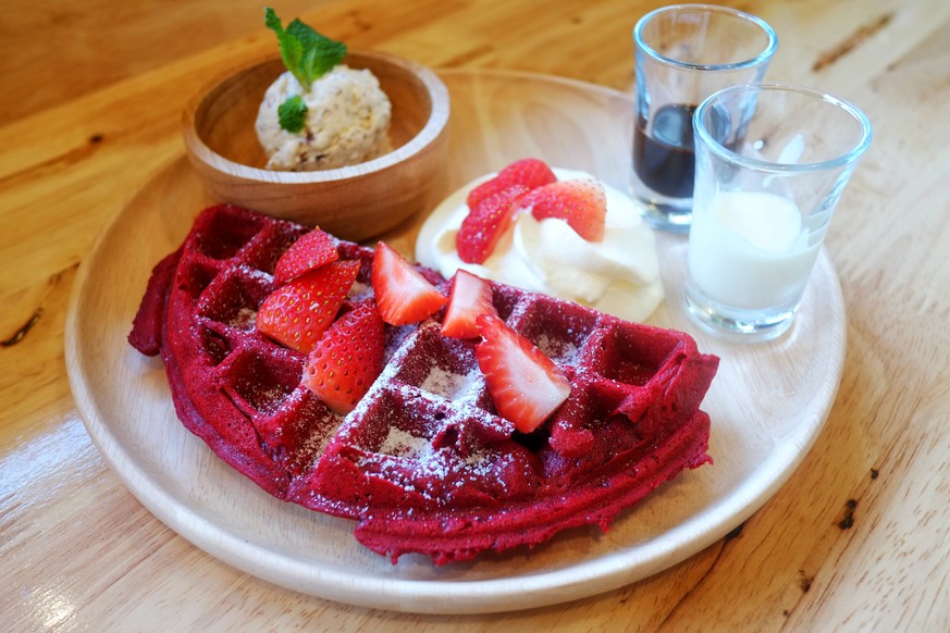 red velvet waffles dessert essen erdbeeren waffel food kochen shutterstock