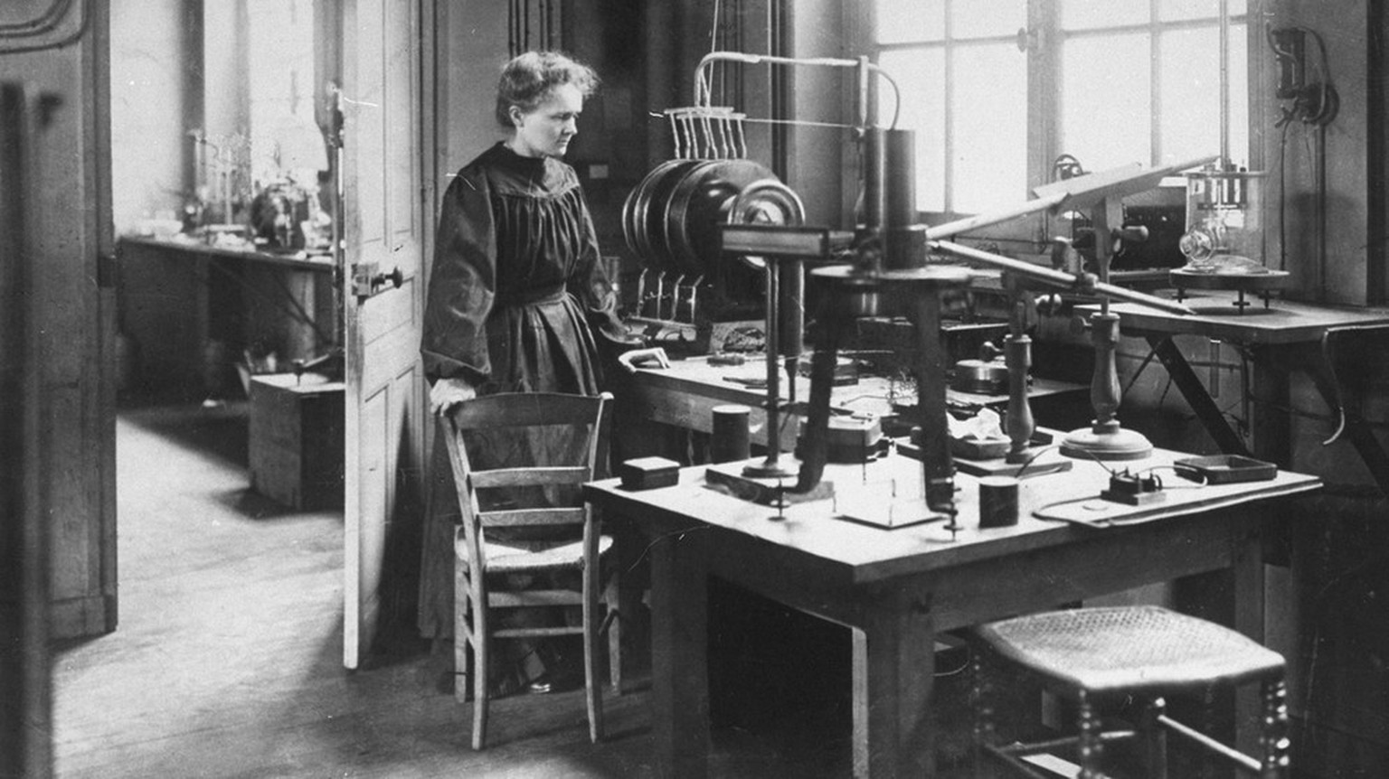 Marie Curie (1867-1934) entdeckte gemeinsam mit ihrem Mann Pierre Curie die chemischen Elemente Polonium und Radium. 1903 wurde ihr ein anteiliger Nobelpreis für Physik und 1911 der Nobelpreis für Che ...