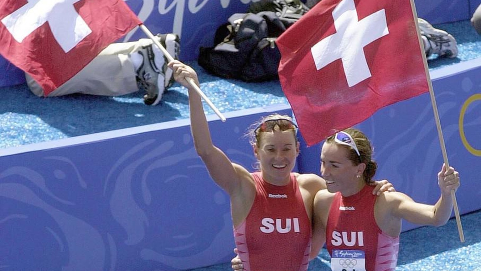 Gold und Bronze für die Schweiz im Triathlon der Olympischen Spiele 2000 in Sydney. Wie heissen die beiden gesuchten Sportlerinnen?