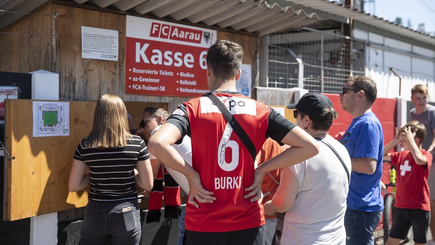 Ein Fan mit einem Trikot von Sandro Burki steht bei der Kasse an, im Stadion Bruegglifeld vor dem Barrage Rueckspiel zwischen dem FC Aarau und Neuchatel Xamax FCS, am Sonntag 2. Juni 2019, im Stadion  ...