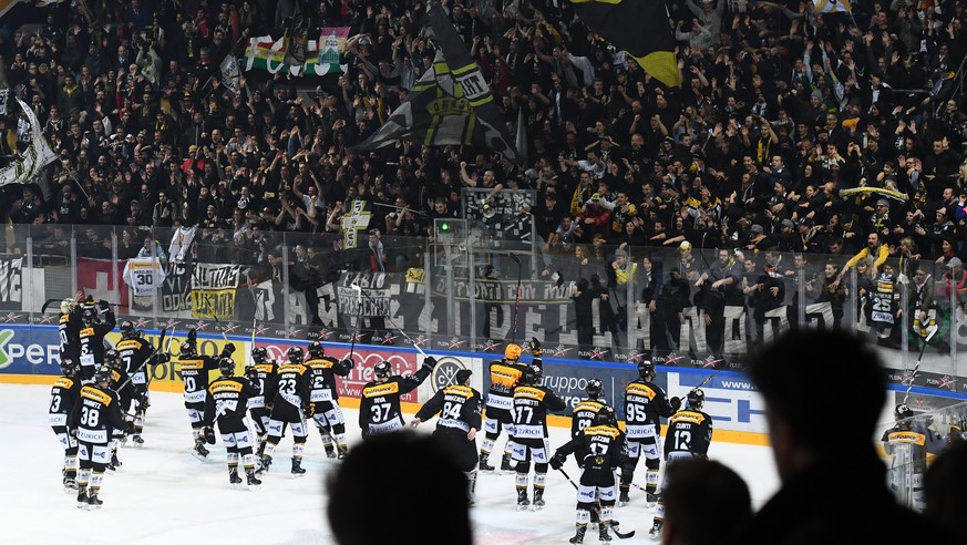 LuganoÕs players celebrate victory with Curva Nord fans at the end of the fifth match of the quarterfinal of National League Swiss Championship 2017/18 between HC Lugano and HC Fribourg-Gotteron, at t ...