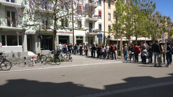 Schleckmäuler stehen vor der Gelateria di Berna in Zürich Schlange.&nbsp;