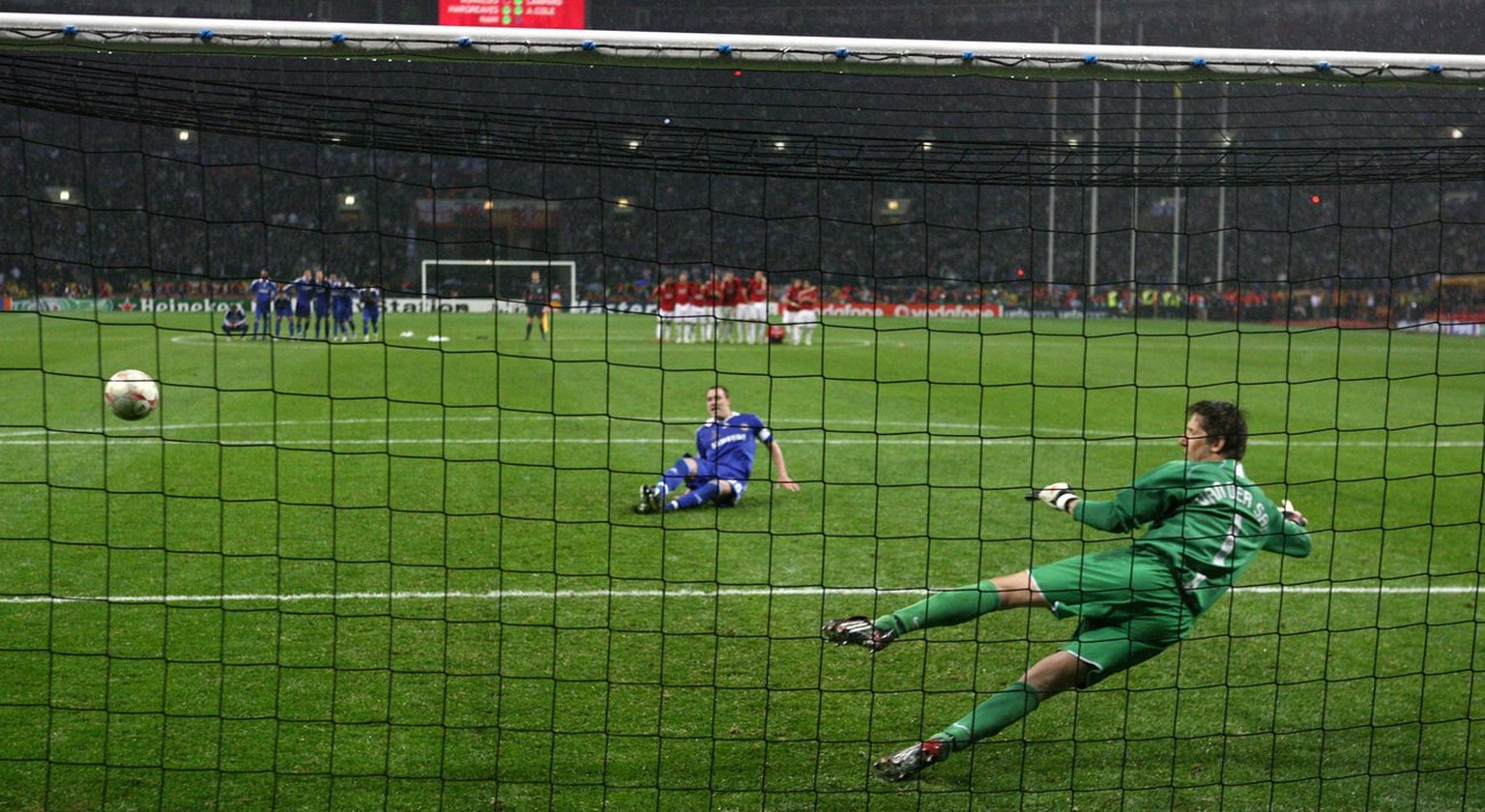 epa01353248 John Terry of Chelsea misses his penalty against Manchester United goalkeeper Edwin van der Sar during the UEFA Champions League final between Manchester United and FC Chelsea at the Luzhn ...