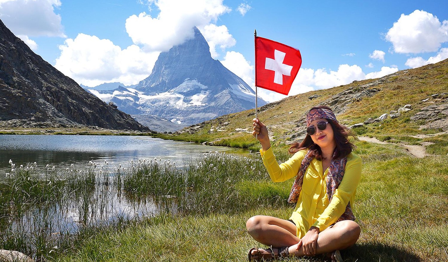 Symbolbild einer glücklichen Touristin in der Schweiz.