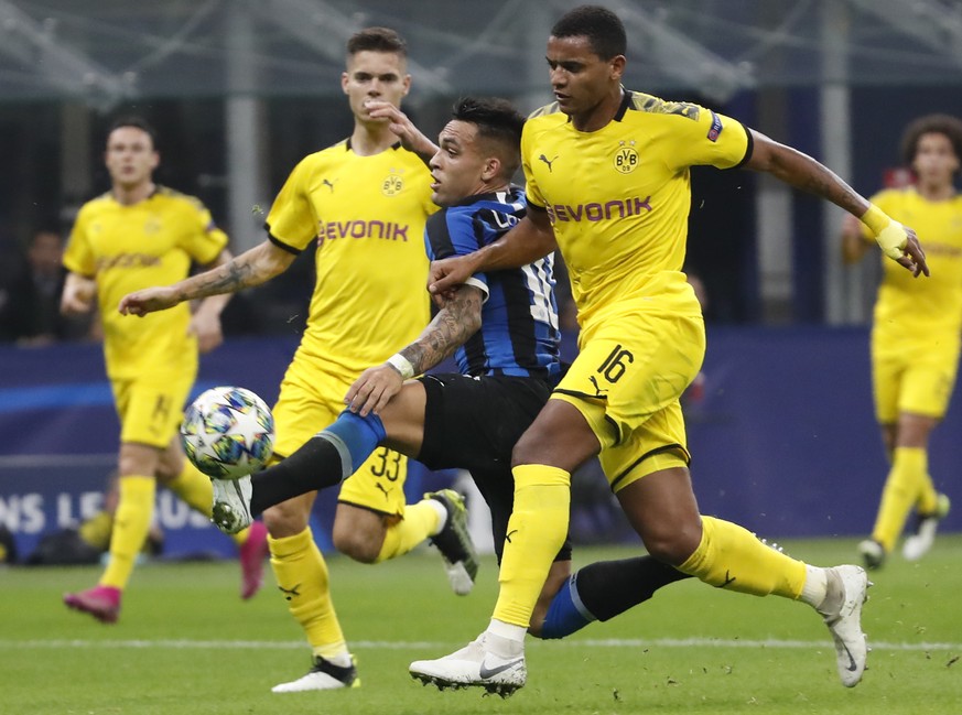 Inter Milan&#039;s Lautaro Martinez, centre, controls the ball between Dortmund&#039;s Julian Weigl, left, and Dortmund&#039;s Manuel Akanji, right, during the Champions League, Group F soccer match b ...