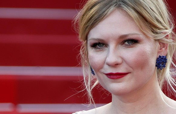 epa05987134 US actress Kirsten Dunst arrives for the premiere of &#039;The Beguiled&#039; during the 70th annual Cannes Film Festival, in Cannes, France, 24 May 2017. The movie is presented in the Off ...