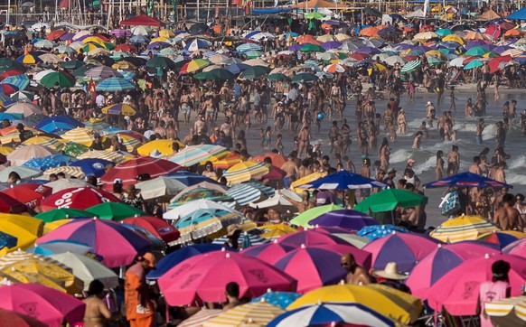 epaselect epa08094471 Thousands of cariocas and tourists in the Copacabana beach in the last weekend of 2019 in Rio de Janeiro, Brazil, 29 December 2019. The coastal city of Brazil expect around 1,9 m ...