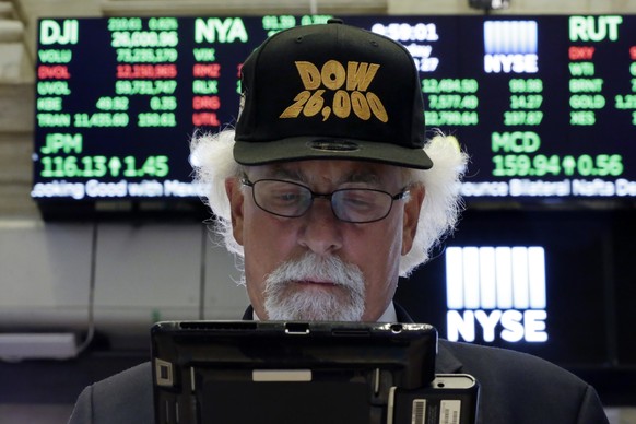 Trader Peter Tuchman wears a &quot;Dow 26,000&quot; hat as he works on the floor of the New York Stock Exchange, Monday, Aug. 27, 2018. Global markets are rising Monday morning, and gains for technolo ...