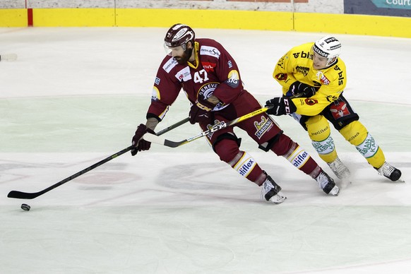 Geneve-Servette&#039;s defender Eliot Antonietti, left, vies for the puck with Bern&#039;s forward Mason Raymond, of Canada, right, during the second leg of the playoffs quarterfinals game of National ...