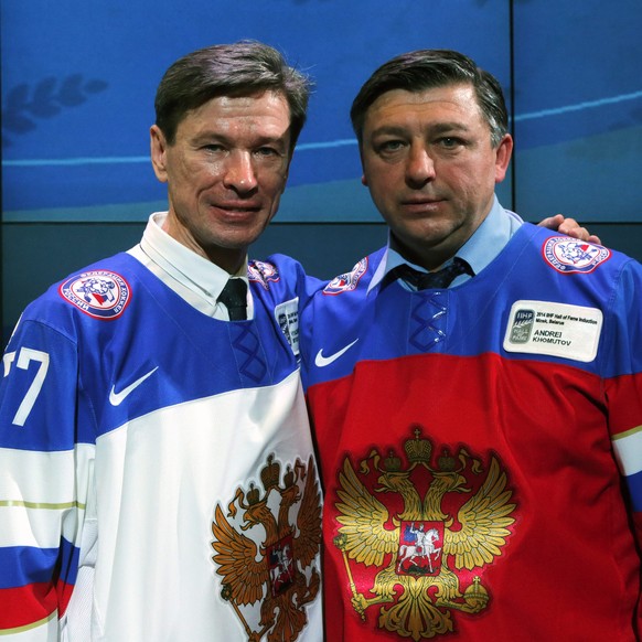 epa04224294 Russian former ice hockey players Vyacheslav Bykov (L) and Andrei Khomutov (R) pose for photographers during the Hall of Fame Induction Ceremony 2014 in Minsk, Belarus, 25 May 2014. EPA/AN ...