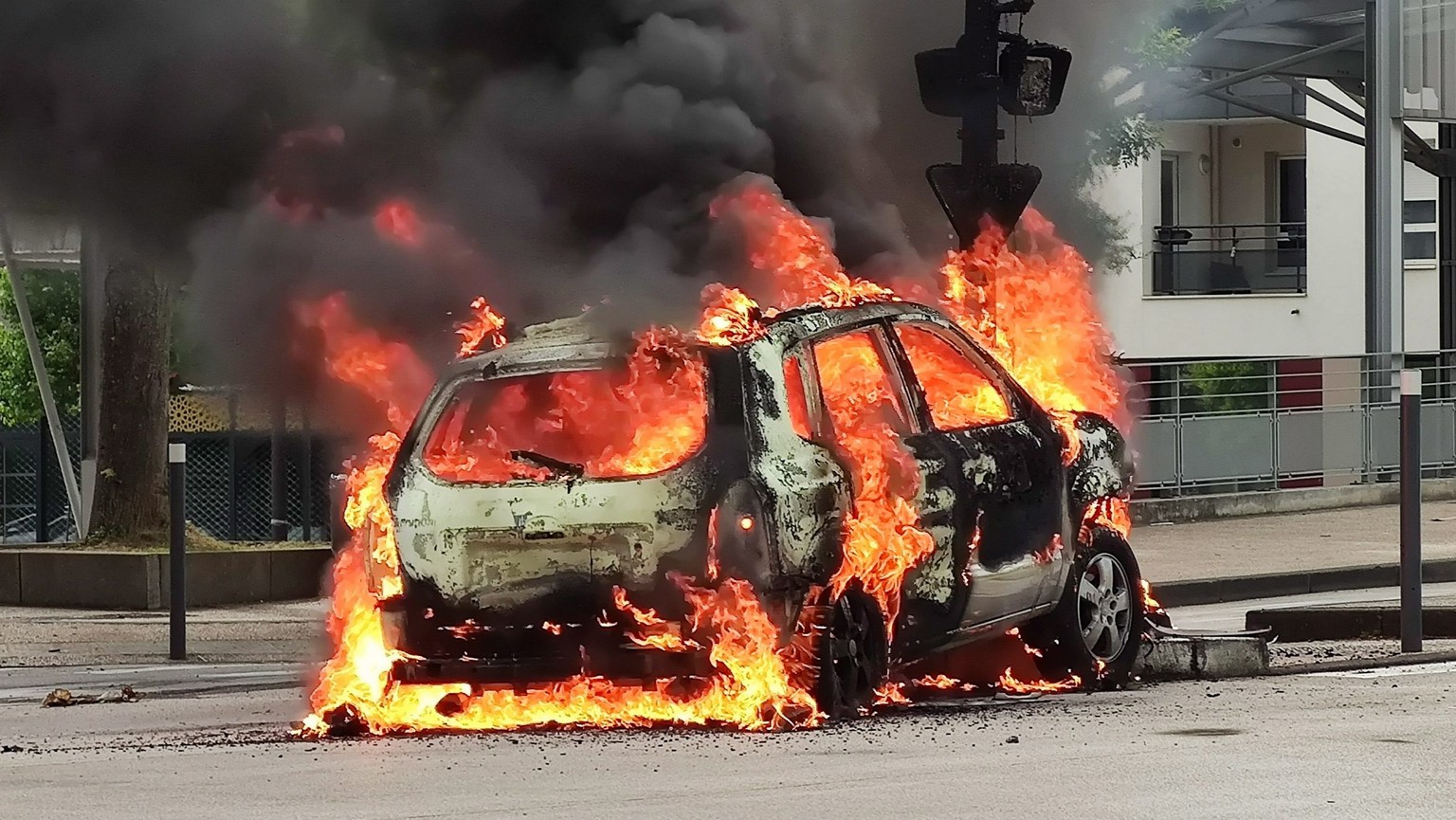 epa08487978 A car burns after scenes of violence in the Gresilles neighborhood in Dijon, France, 15 June 2020 (issued 16 June 2020). Members of the Chechen community gathered in Dijon to avenge one of ...