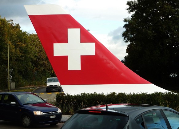 Die nachgebildete Heckflosse eines Flugzeugs der Swiss International Airlines ziert seit kurzem einen Verkehrskreisel in Kloten, aufgenommen am Freitag, 7. Oktober 2011. (KEYSTONE/Steffen Schmidt)