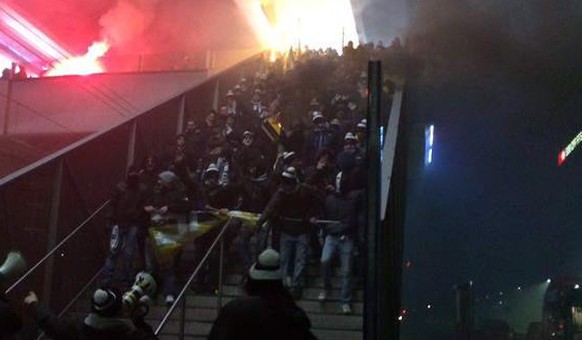 Die Fans des HC Lugano beim Verlassen des Bahnhofs Wankdorf.