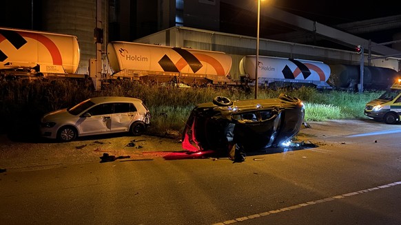 Ein 22-jähriger Autolenker hat in Würenlingen AG in der Nacht auf Sonntag bei einem Selbstunfall einen Sachschaden von 80&#039;000 Franken verursacht. Der Schweizer blieb unverletzt. Er musste seinen  ...