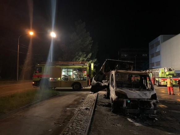 In Winterthur hat ein Brandstifter mehrere Postautos und einen Lieferwagen in Brand gesetzt. (Bild: Kantonspolizei Z