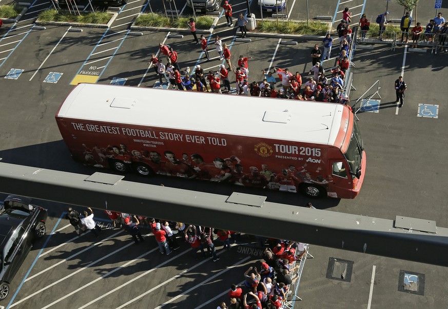 Supporters of Manchester United cheer the arrival of the team&#039;s bus before an International Champions Cup soccer match between Manchester United and the San Jose Earthquakes on Tuesday, July 21,  ...