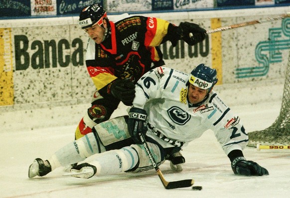 Ambri,TI,5.3.1998. Eishockey Play off Spiel Ambri : Bern , in der Valascia Eishalle.Hier liess der Berner Gates Orlando ,oben,den Ambri Spieler John Fritsche,unten,fliegen. (Keystone/Karl Mathis)