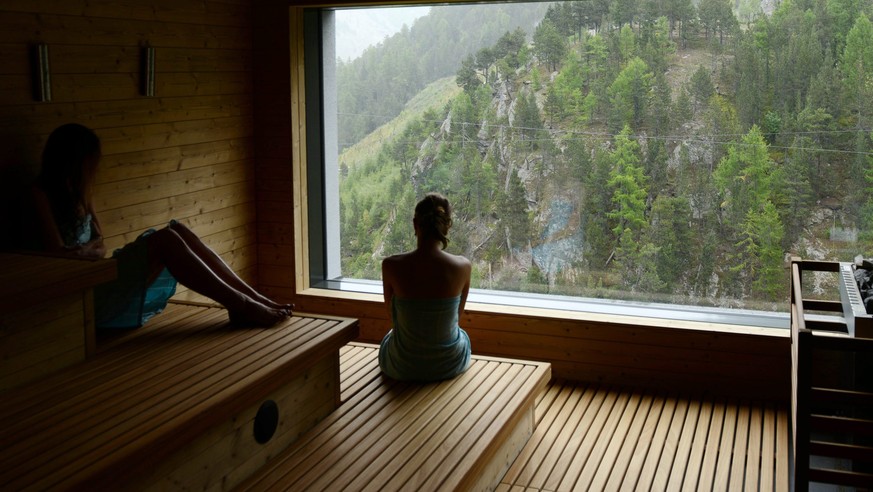 epa04407423 Guests use the sauna in the &#039;wellnessHostel4000&#039; in Saas Fee, Switzerland, 19 September 2014. Worldwide the first youth hostel with a private spa and swimming pool has opened on  ...